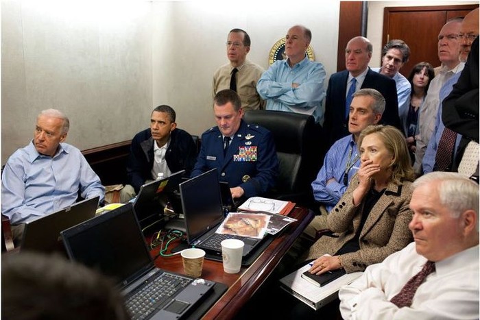 Tổng thống Mỹ Mỹ Barack Obama, Phó Tổng thống Mỹ Joe Biden (trái) cùng các thành viên của nhóm An ninh Quốc gia hồi hộp theo dõi trực tiếp vụ tấn công và tiêu diệt bin Laden. Tác giả: Pete Souza.